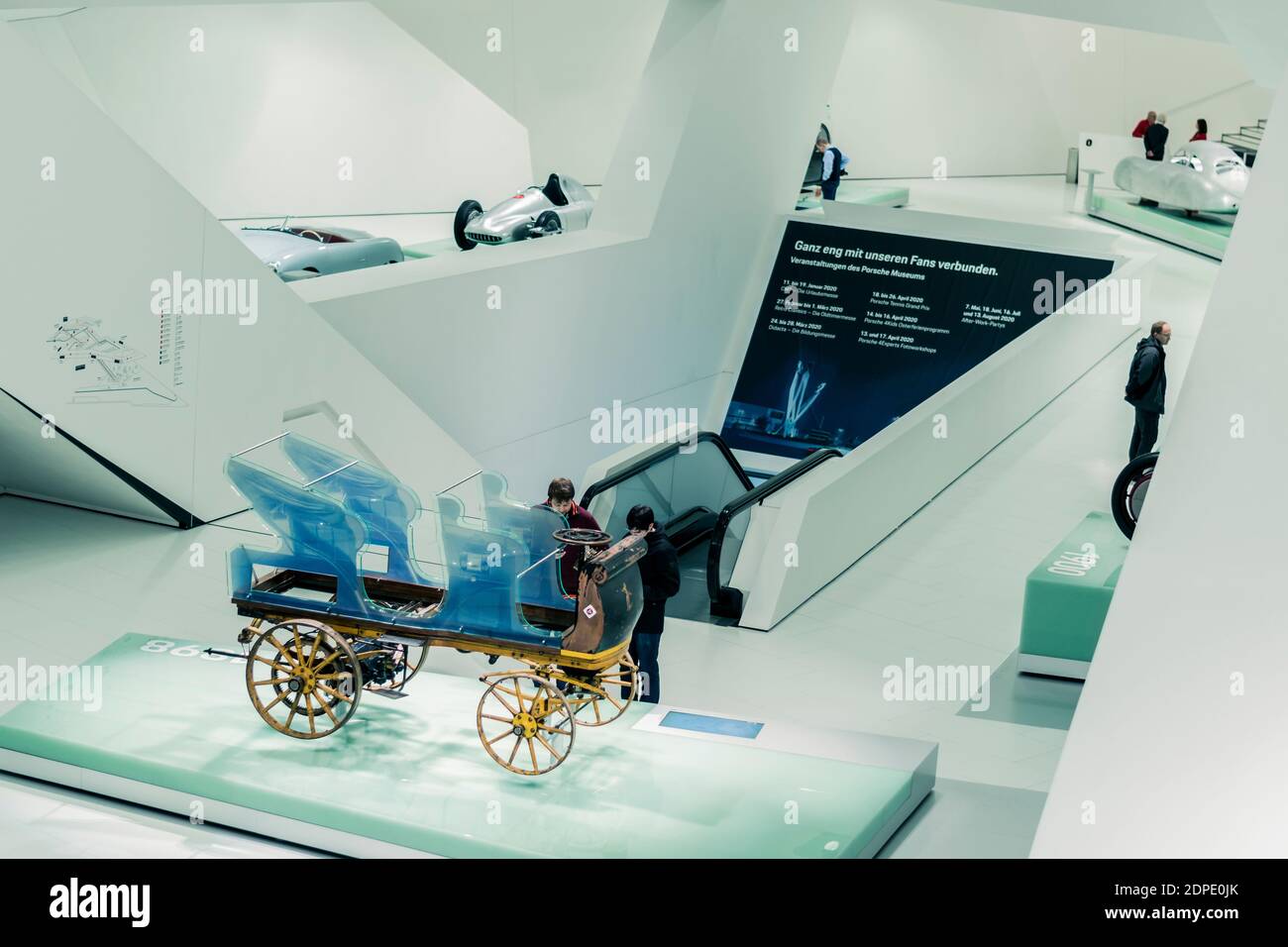 STUTTGART, Allemagne 6 mars 2020 : l'une des premières voitures construites par Ferdinand Porsche au musée Porsche Banque D'Images