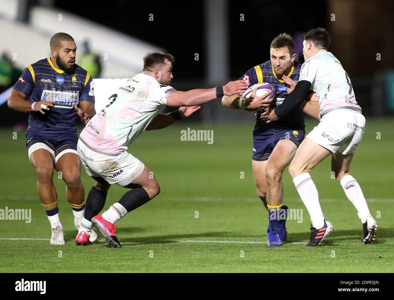 Ashley Beck, des Warriors de Worcester, est affrontée par Sam Parry (à gauche) d'Osprey et par Ruben Morgan-Williams lors du match de la Heineken Challenge Cup au Sixways Stadium, à Worcester. Banque D'Images