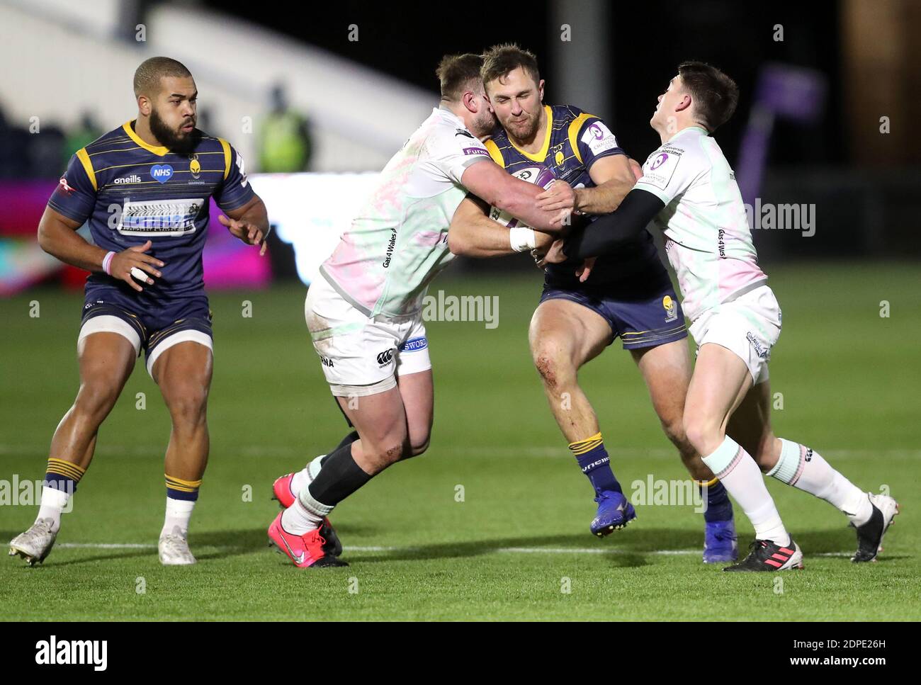 Ashley Beck, des Warriors de Worcester, est affrontée par Sam Parry (à gauche) d'Osprey et par Ruben Morgan-Williams lors du match de la Heineken Challenge Cup au Sixways Stadium, à Worcester. Banque D'Images