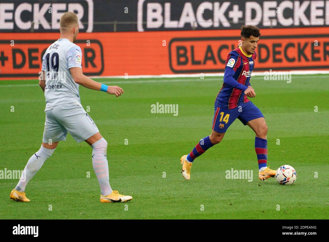 Camp Nou, Barcelone, Catalogne, Espagne. 19 décembre 2020. La Liga football, Barcelone contre Valence; Coutinho de Barcelone s'éloigne du défi de la Racic de Valence crédit: Action plus Sports/Alamy Live News Banque D'Images