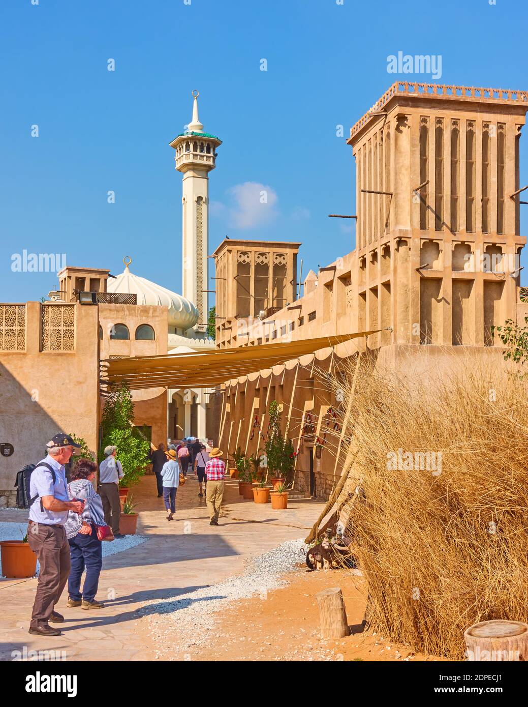 Dubaï, Émirats Arabes Unis - 31 janvier 2020 : touristes dans le quartier historique d'Al Fahidi, dans le Vieux Dubaï, Émirats arabes Unis Banque D'Images