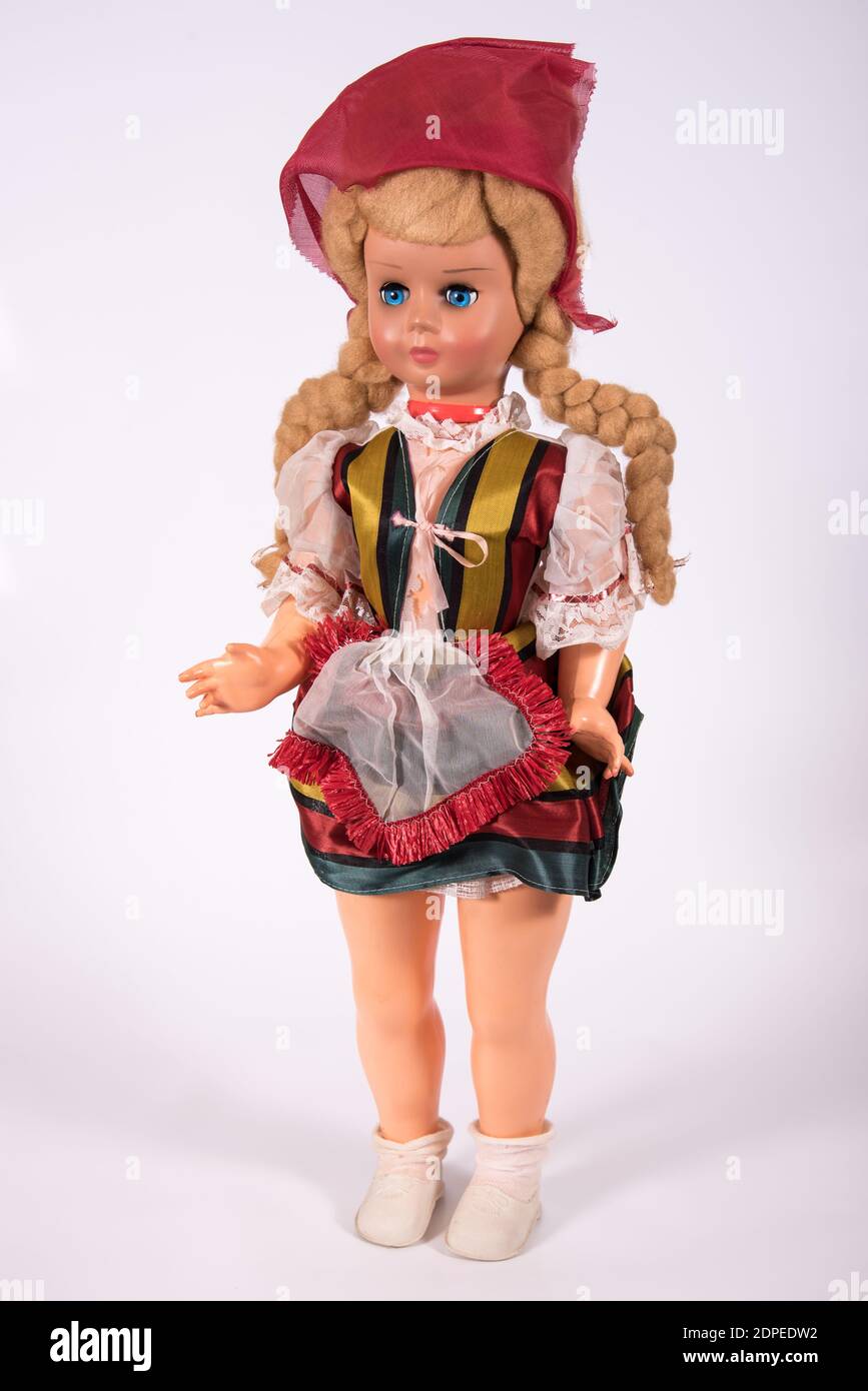 Une fille tzigane vintage, poupée avec cheveux tressés de sang et foulard  de tête Photo Stock - Alamy