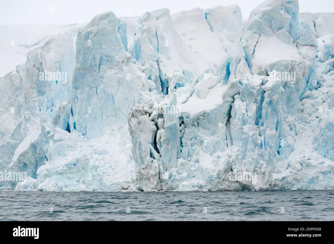On peut voir sur l'eau bleu profond glaciaire de l'Antarctique le point de la péninsule après une excursion de trois jours De l'autre côté du passage Drake Banque D'Images