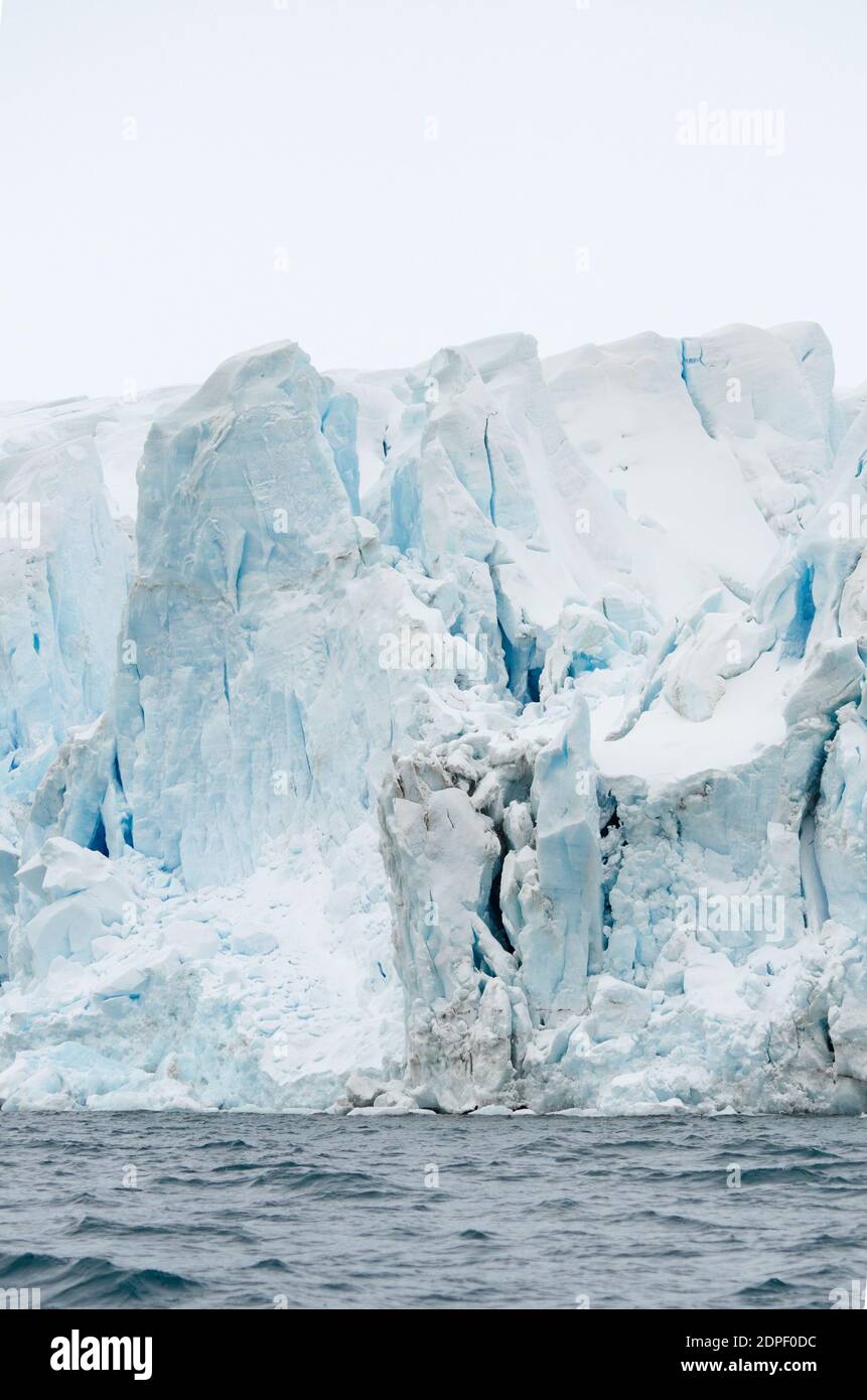 On peut voir sur l'eau bleu profond glaciaire de l'Antarctique le point de la péninsule après une excursion de trois jours De l'autre côté du passage Drake Banque D'Images