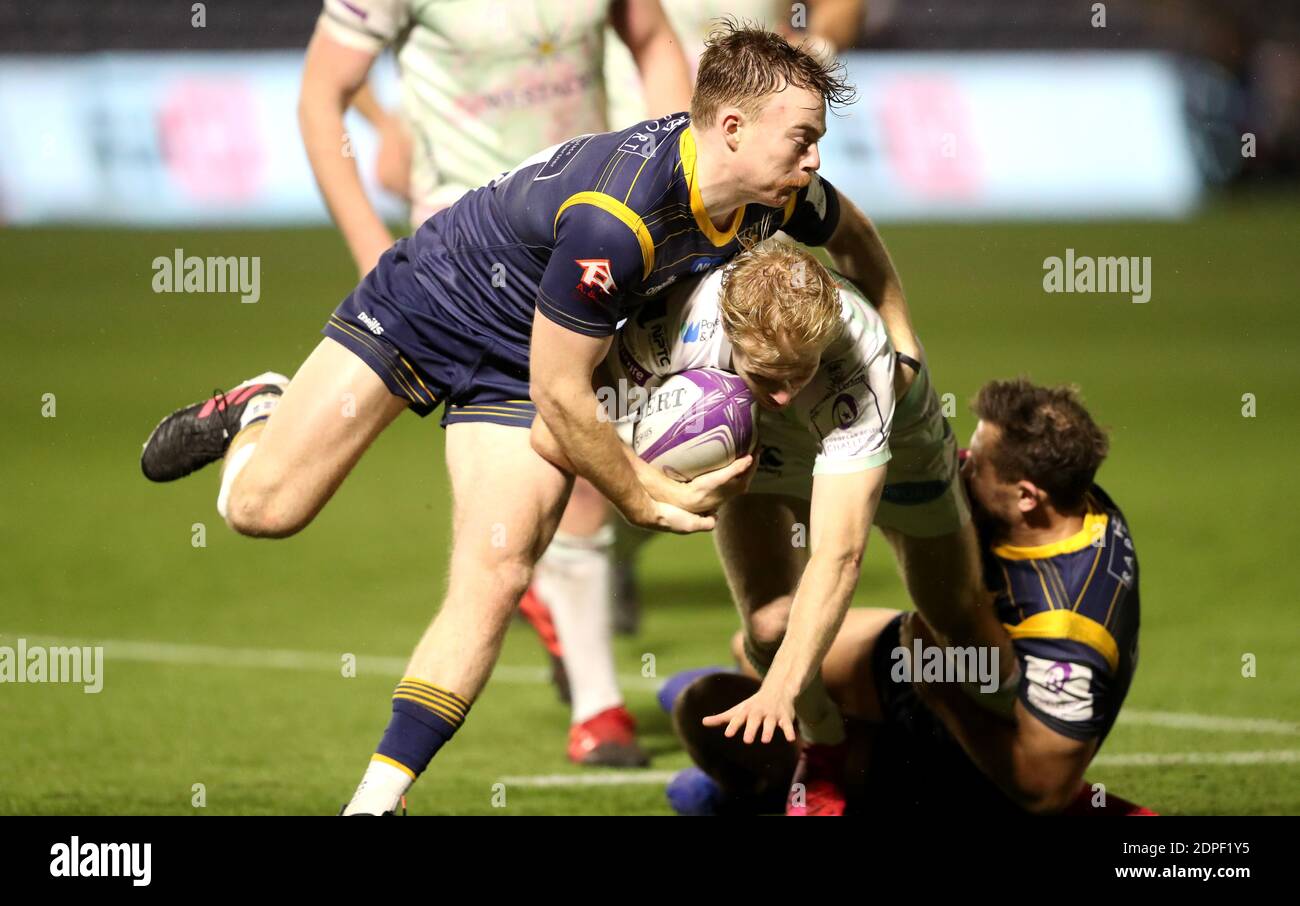 Le Mat Protheroe d'ospreys est affronté par Gareth Simpson (à gauche) des Worcester Warriors et Ashley Beck lors du match Heineken Challenge Cup au Sixways Stadium, Worcester. Banque D'Images