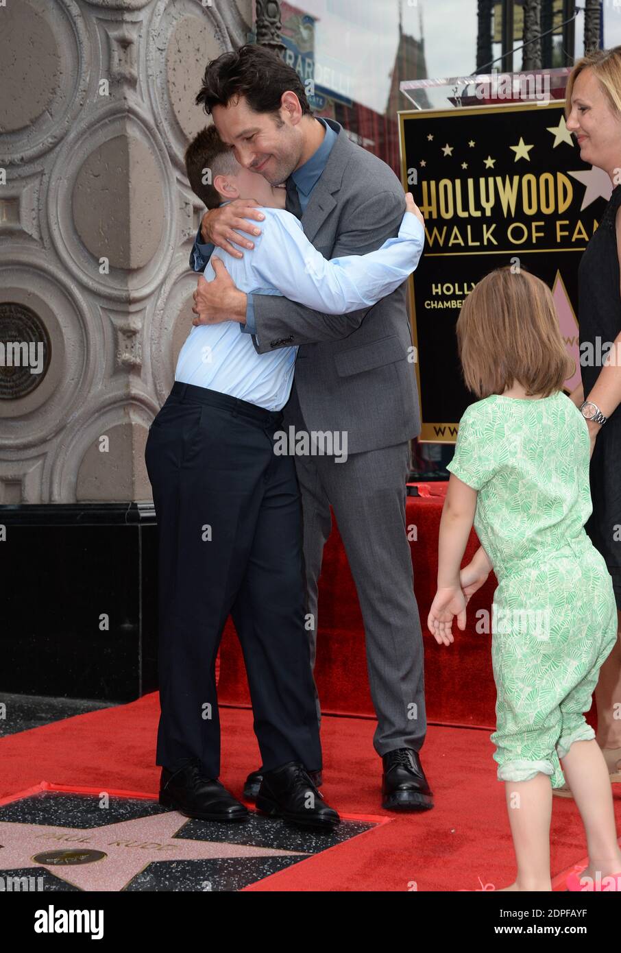 Paul Rudd, posant avec son épouse Julie Yaeger, sa fille Darby Rudd et son fils Jack Sullivan Rudd, est honoré avec la 2 54e étoile sur le Hollywood Walk of Fame devant le théâtre El Capitan le 1er juillet 2015 à Los Angeles, CA, Etats-Unis. Photo de Lionel Hahn/ABACAPRESS.COM Banque D'Images