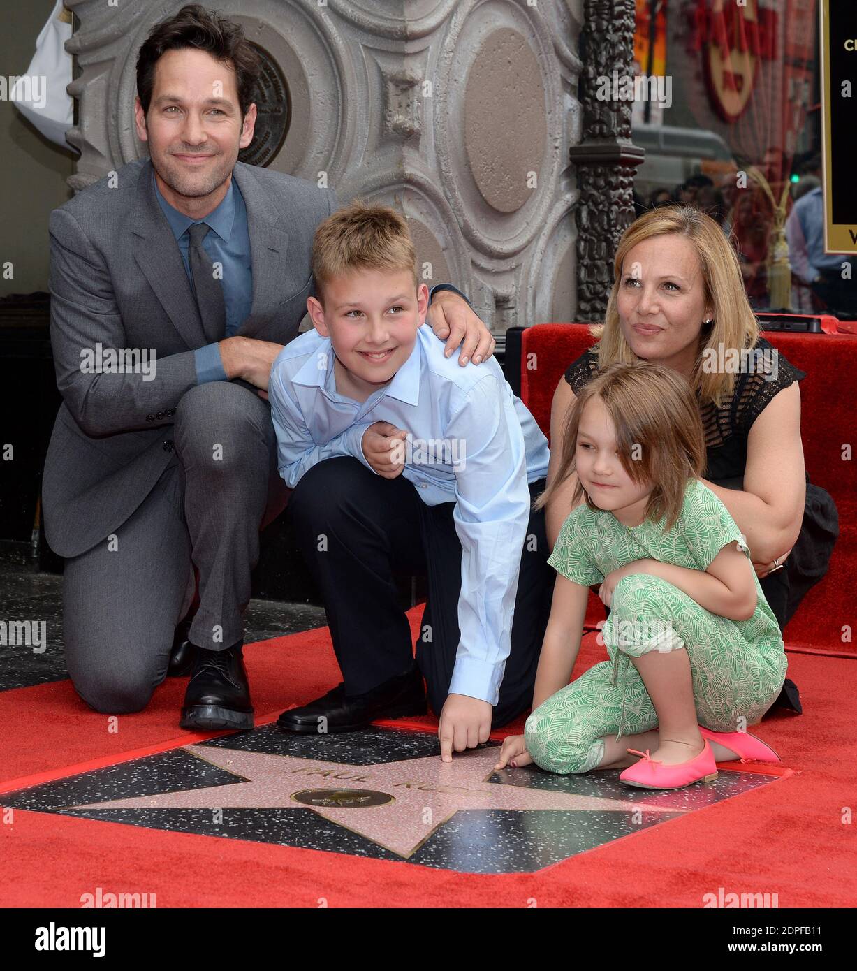 Paul Rudd, posant avec son épouse Julie Yaeger, sa fille Darby Rudd et son fils Jack Sullivan Rudd, est honoré avec la 2 54e étoile sur le Hollywood Walk of Fame devant le théâtre El Capitan le 1er juillet 2015 à Los Angeles, CA, Etats-Unis. Photo de Lionel Hahn/ABACAPRESS.COM Banque D'Images