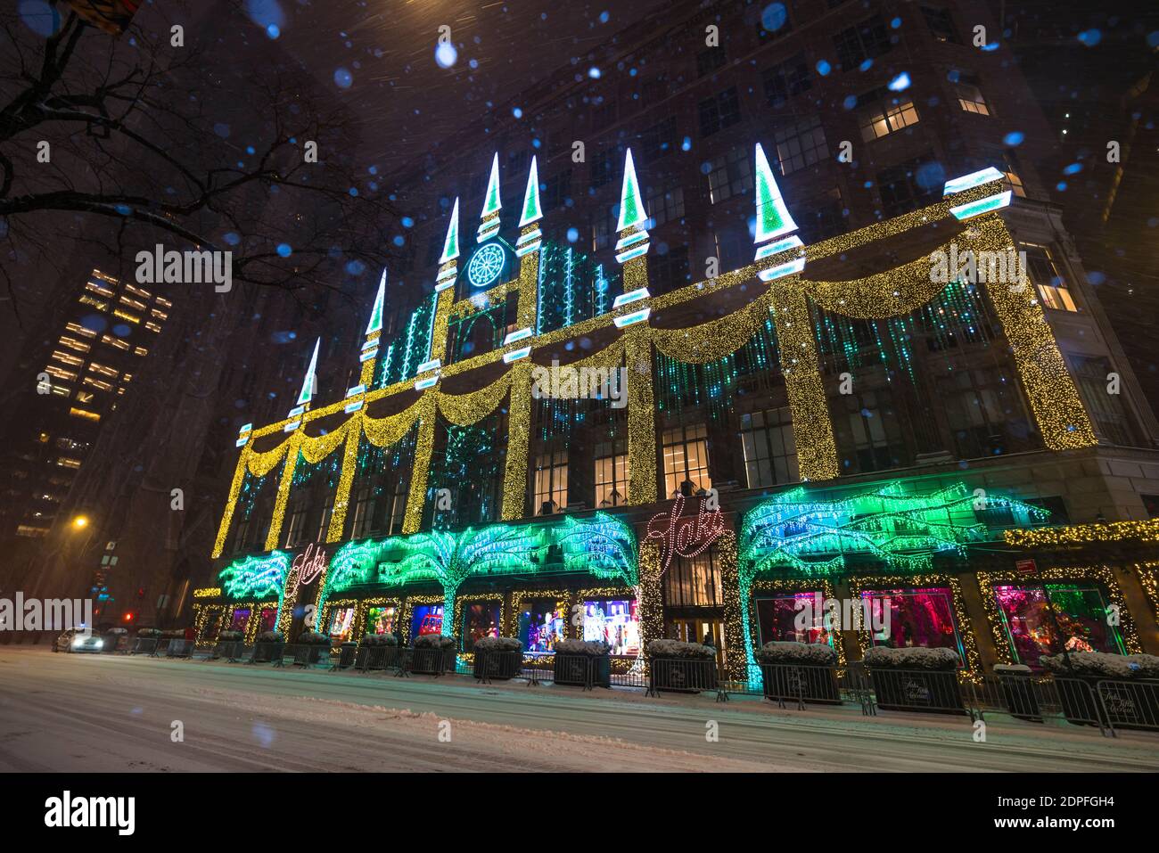 Spectacle des lumières de Noël de Saks 5th Avenue pendant une tempête de neige au cœur de COVID-19 NYC Banque D'Images