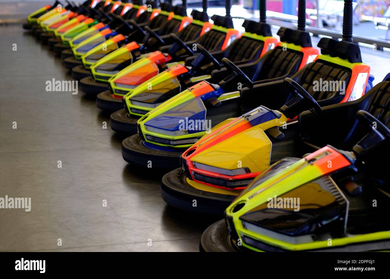 voitures pare-chocs colorées alignées décrivant une diagonale qui est hors foyer vers l'arrière-plan, horizontal, sélectif foyer Banque D'Images