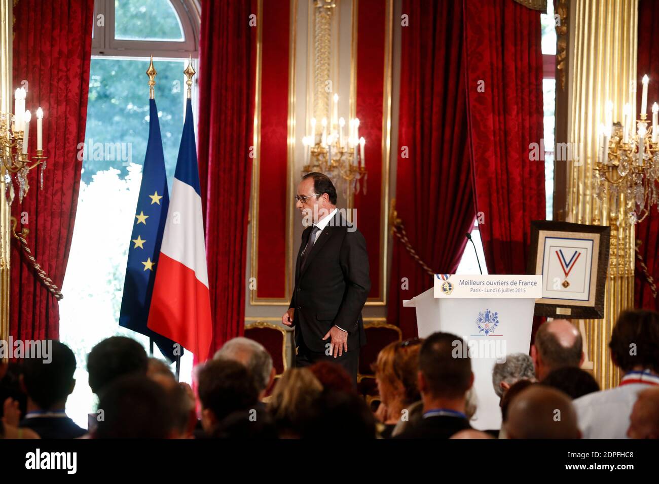 Le président français François Hollande lors d'une réception pour les gagnants du concours « meilleur Ouvrier de France » (MOF), un concours des meilleurs artisans français, à l'Elysée Palace de Paris, France, le 6 juillet 2015. Photo par Pool/ABACAPRESS.COM Banque D'Images