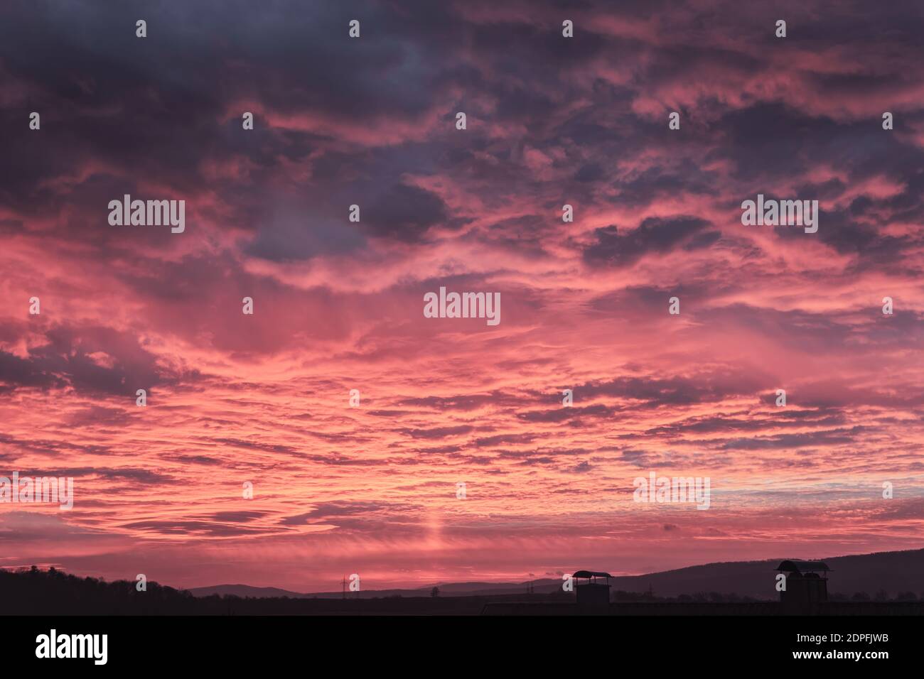 Un coucher de soleil violet profond avec des nuages sombres le matin Banque D'Images