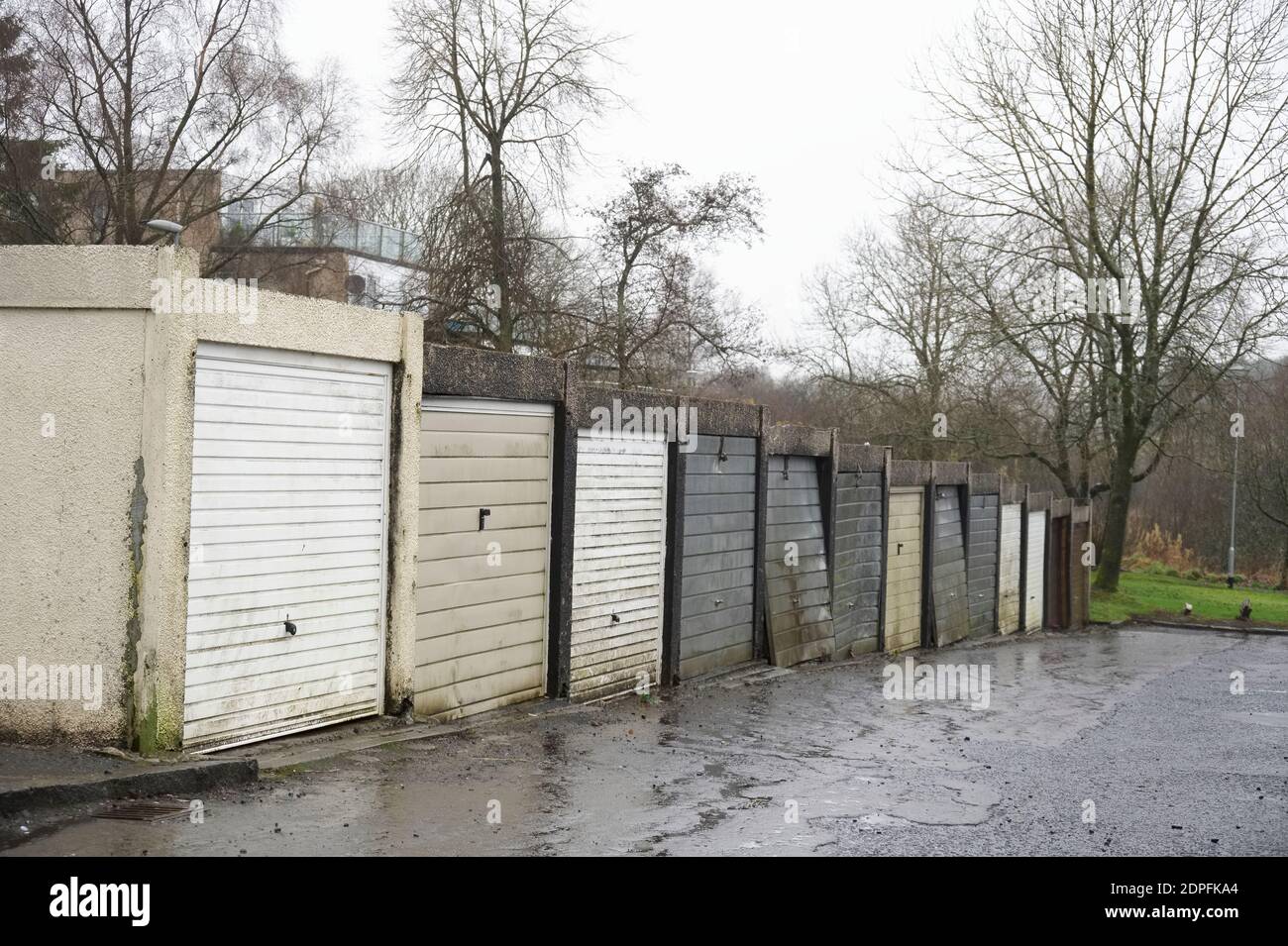 Rangée de vieilles portes de garage dans le mauvais domaine de conseil Banque D'Images