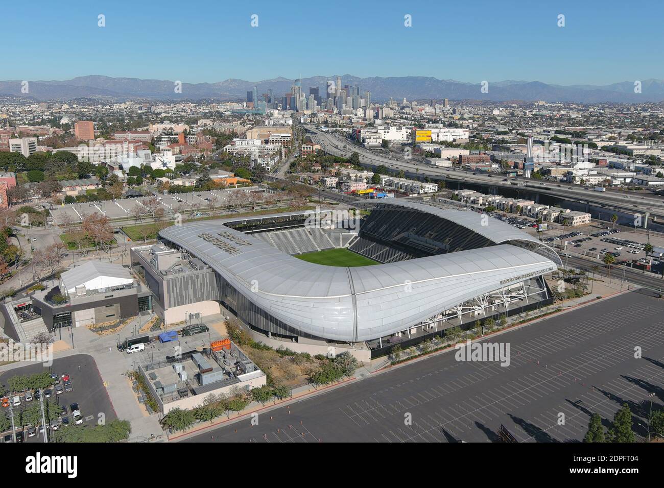 Vue générale sur le banc de Californie Stadium et les gratte-ciel du centre-ville, le samedi 19 décembre 2020, à Los Angeles. Le stade accueille l'équipe de football MLS Banque D'Images