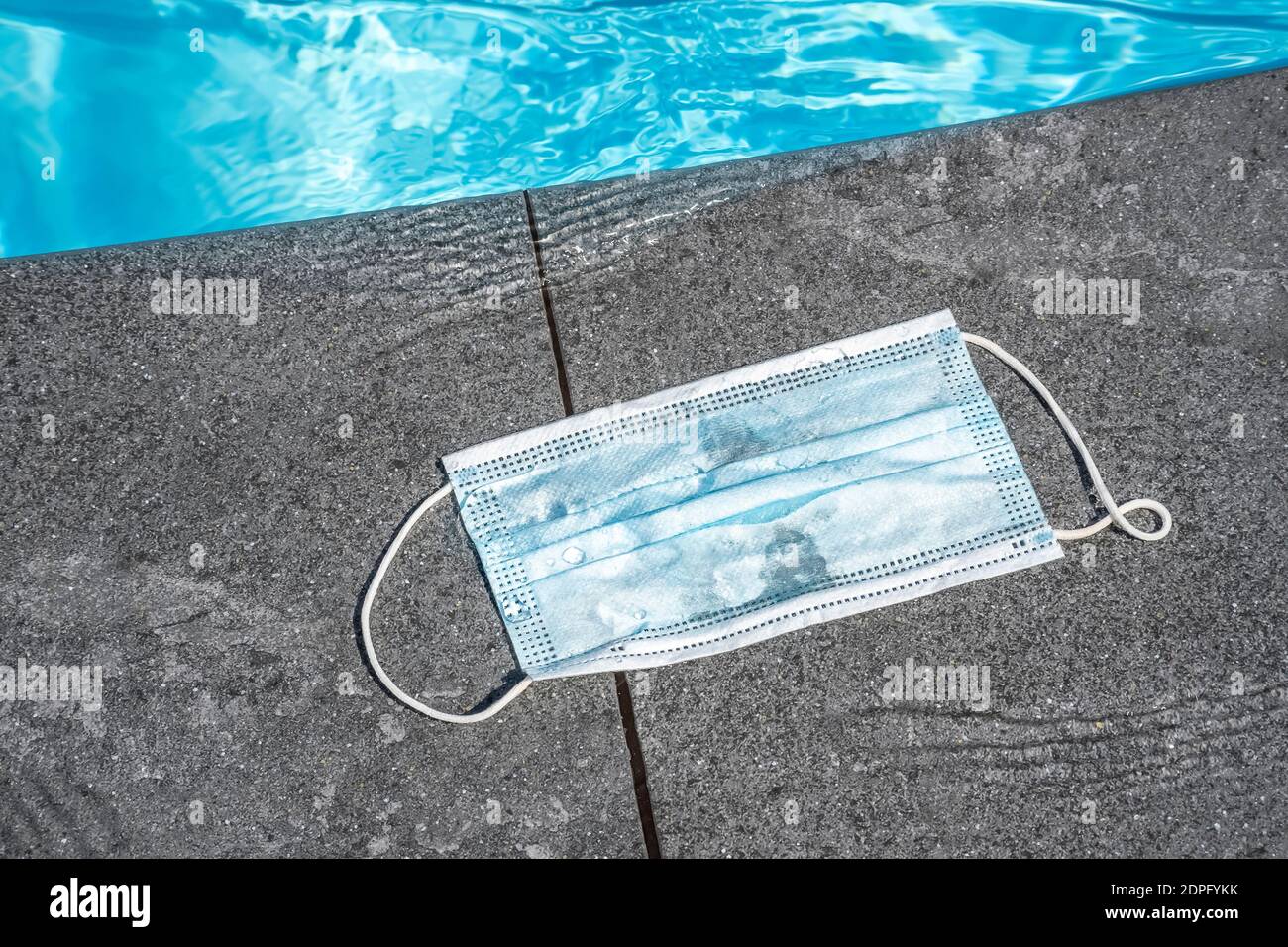 Utilisé masques de protection contre le coronavirus près d'une piscine en été. Concept de pollution de l'environnement. Photo de haute qualité Banque D'Images