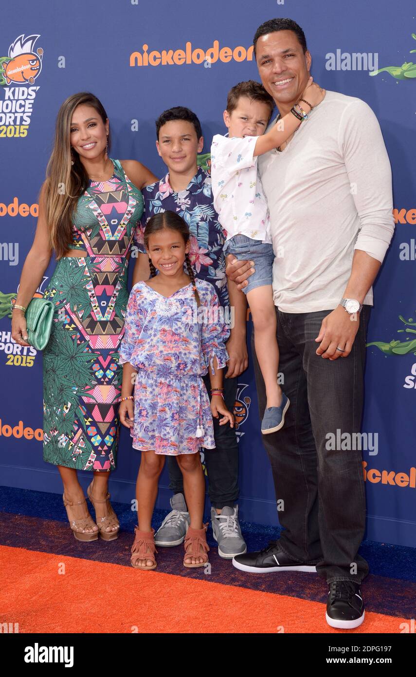 Tony Gonzalez et sa famille assistent aux Nickelodeon Kidss' Choice Sports Awards 2015 au Pauley Pavilion de l'UCLA à Los Angeles, CA, États-Unis, le 16 juillet 2015. Photo de Lionel Hahn/ABACAPRESS.COM Banque D'Images