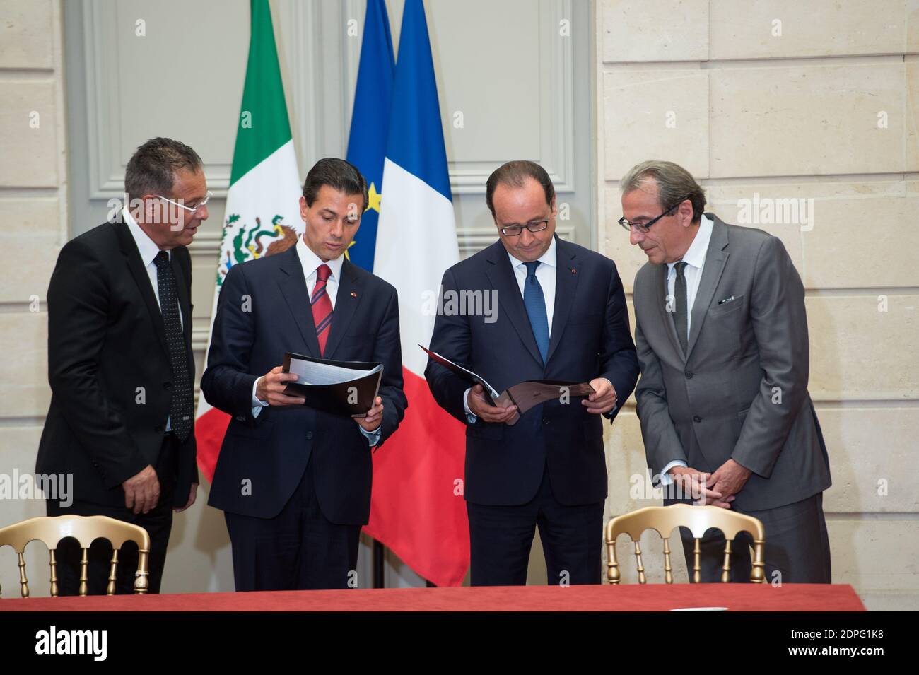 Le président français François Hollande (R) et son homologue mexicain Enrique Pena Nieto lors d'une cérémonie de signature d'accords à l'Elysée Palace à Paris, en France, le 16 juillet 2015. Plus de 60 accords, lettres d'intention, déclarations communes et mémorandums d'accord ont été signés entre le Mexique et la France lors de la visite d'État de quatre jours du Président Pena Nieto en France. Photo de Laurent Chamussy/Pool/ABACAPRESS.COM Banque D'Images