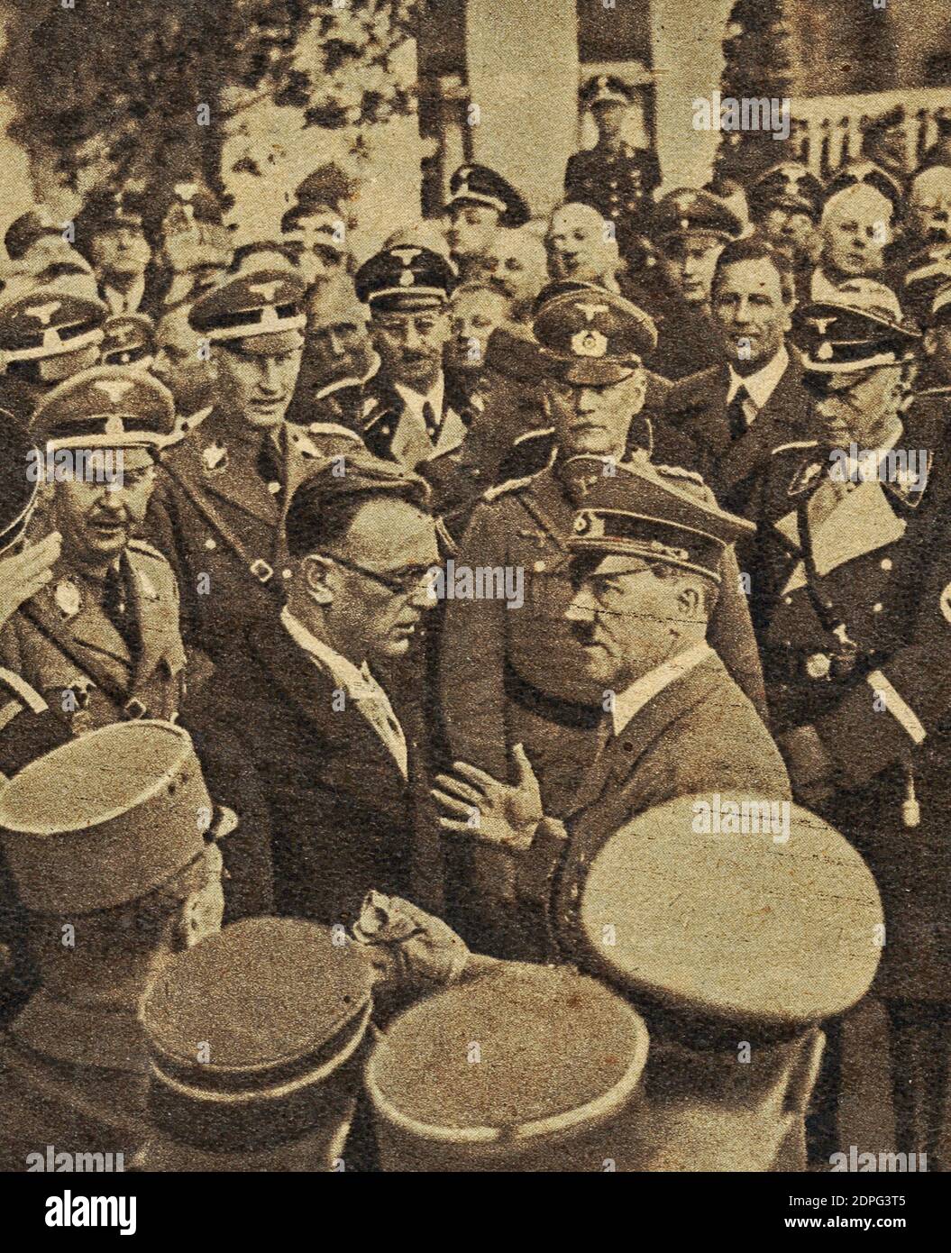 WIENNA, AUTRICHE - 1938: Arthur Seyss-Inquart avec Adolf Hitler . Seyss-Inquart a rédigé la loi législative réduisant l'Autriche à une province d'Allemagne A. Banque D'Images