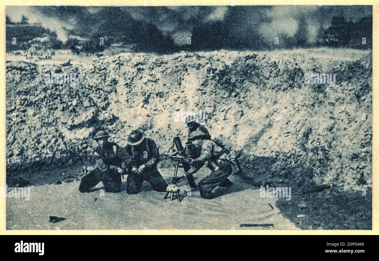 RÉGION DE NETTUNO, ITALIE - 1944: Soldats britanniques opérant avec des obus de mortier. Banque D'Images