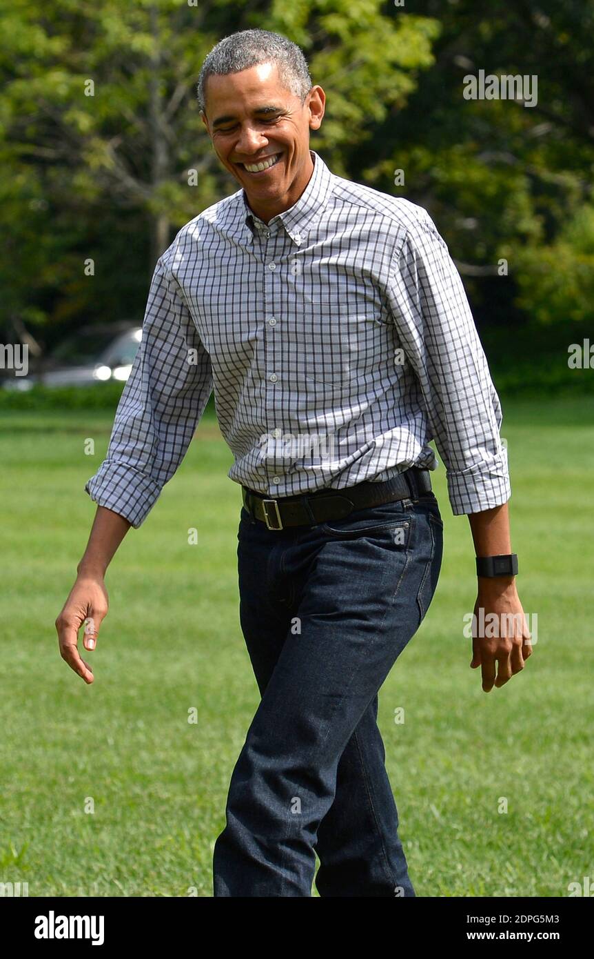 Le président américain Barack Obama sourit après avoir décollé de l'hélicoptère Marine One sur la pelouse sud alors qu'il revient d'un week-end à Camp David à la Maison Blanche, le 2 août 2015, à Washington, DC, États-Unis. Un certain nombre de vieux amis se sont joints au président, qui célèbre son 54e anniversaire plus tard dans la semaine, à la retraite présidentielle. Photo de Mike Theiler/Pool/ABACAPRESS.COM Banque D'Images