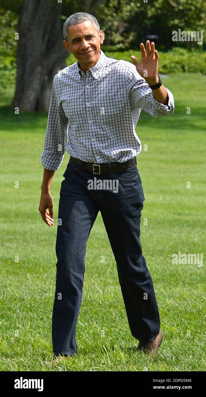 Le président américain Barack Obama se presse après avoir décollé de l'hélicoptère Marine One sur la pelouse sud alors qu'il revient d'un week-end à Camp David à la Maison Blanche, le 2 août 2015, à Washington, DC, États-Unis. Un certain nombre de vieux amis se sont joints au président, qui célèbre son 54e anniversaire plus tard dans la semaine, à la retraite présidentielle. Photo de Mike Theiler/Pool/ABACAPRESS.COM Banque D'Images