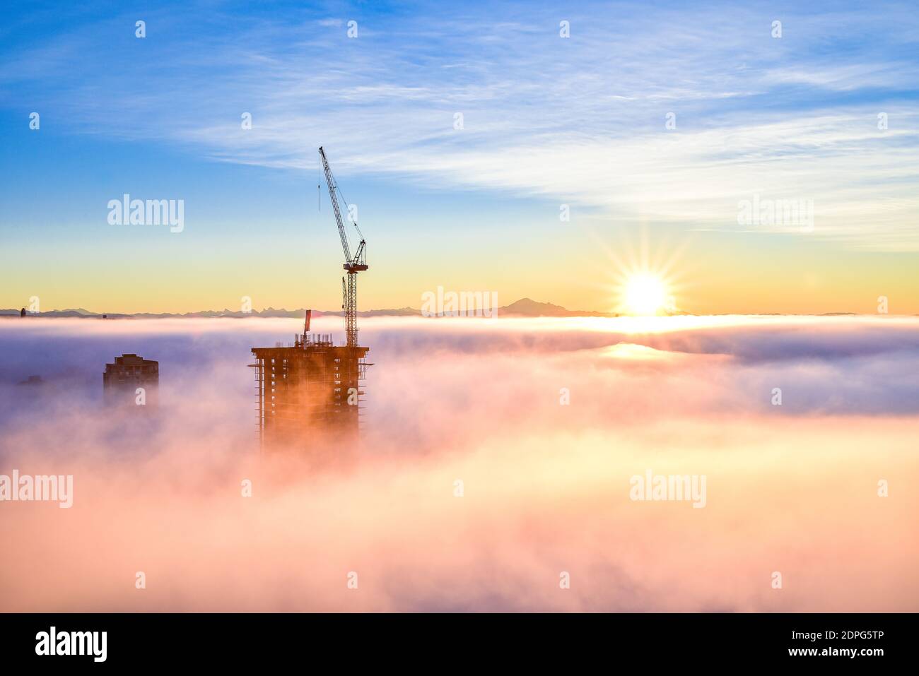 Lever du soleil au-dessus du nuage Banque D'Images