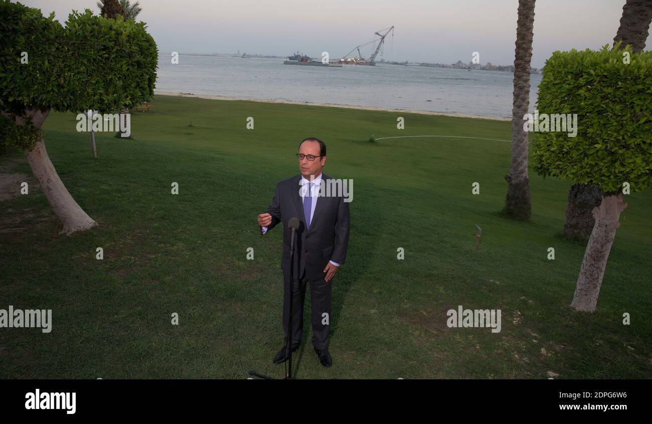 Le président français François Hollande s'adresse aux journalistes devant le canal de Suez après l'inauguration d'une nouvelle voie navigable du canal de Suez, à Ismailia, en Égypte, le 6 août 2015. Photo de Philippe Wojazer/Pool/ABACAPRESS.COM Banque D'Images