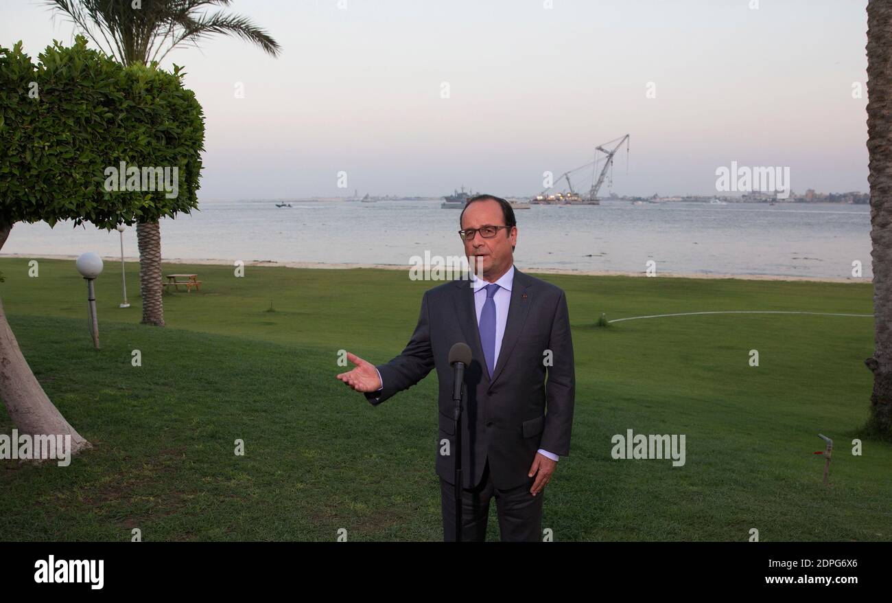 Le président français François Hollande s'adresse aux journalistes devant le canal de Suez après l'inauguration d'une nouvelle voie navigable du canal de Suez, à Ismailia, en Égypte, le 6 août 2015. Photo de Philippe Wojazer/Pool/ABACAPRESS.COM Banque D'Images