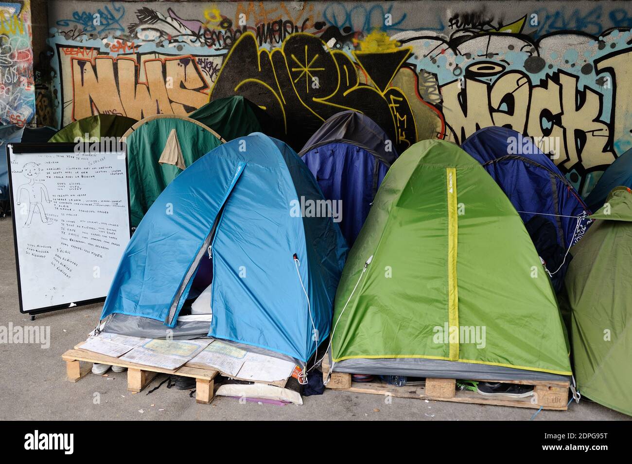 Les migrants dorment dans un camp sous la Cité de la mode à Paris, en France, le 14 août 2015. Photo d'Aurore Marechal/ABACAPRESS.COM Banque D'Images