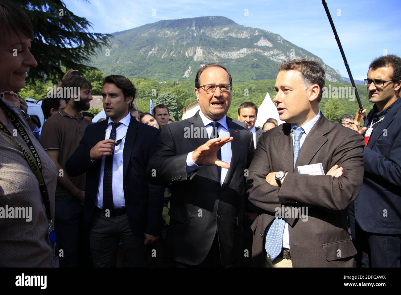 Le président français François Hollande, ainsi que le ministre de l'écologie, du développement durable et de l'énergie, Segolene Royal et le secrétaire d'État à la réforme régionale, André Vallini, lors d'une visite à la société Air liquide Advanced technologies, un leader mondial des gaz, technologies et services pour l'industrie et la santé, à Sassenage, près de Grenoble, est de la France le 20 août 2015. Photo par Xavier Vila/Pool/ABACAPRESS.COM Banque D'Images