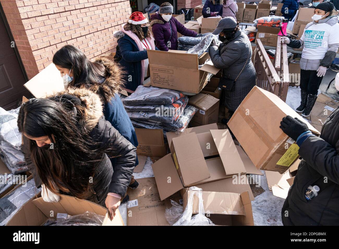 New York, États-Unis. 19 décembre 2020. New York Cares bénévoles en partenariat avec ensemble, nous pouvons l'organisation locale sans but lucratif et l'Assemblywoman Catalina Cruz distribuer des jouets de vacances et des manteaux d'hiver à Corona, Queens à New York le 19 décembre 2020. (Photo de Lev Radin/Sipa USA) crédit: SIPA USA/Alay Live News Banque D'Images