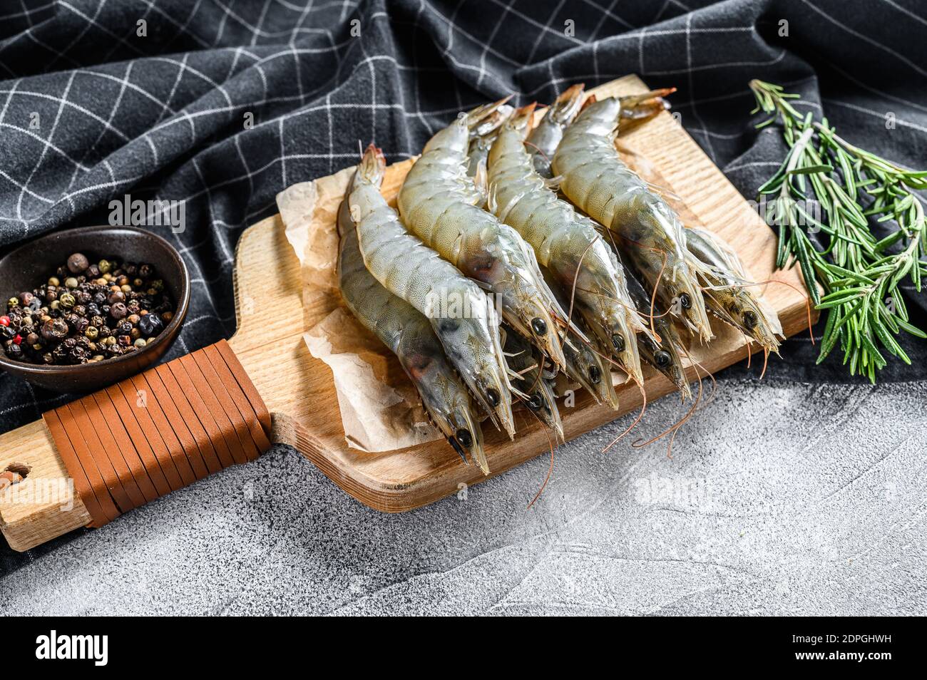 Crevettes géantes fraîches et crues langoustine . Arrière-plan gris. Vue de dessus Banque D'Images