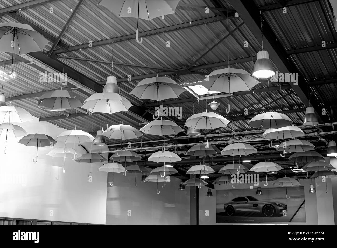 Antibes, France 19.11.2020 divers parasols suspendus sous le plafond. Photo en noir et blanc. Photo de haute qualité Banque D'Images