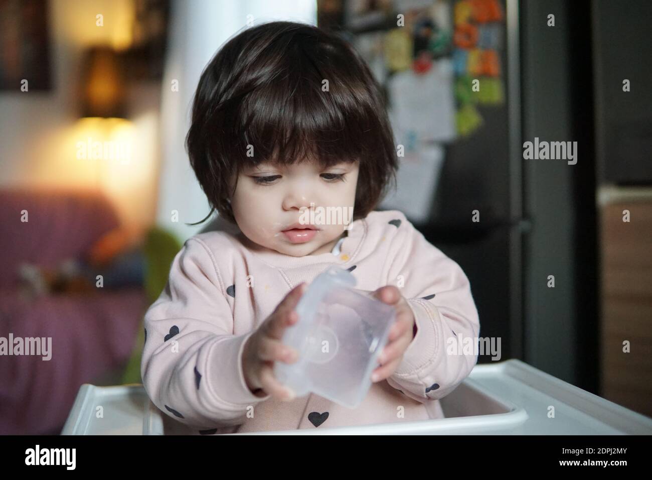 Gros Plan Du Joli Petit Contenant De Bebe Fille Assis A La Maison Photo Stock Alamy
