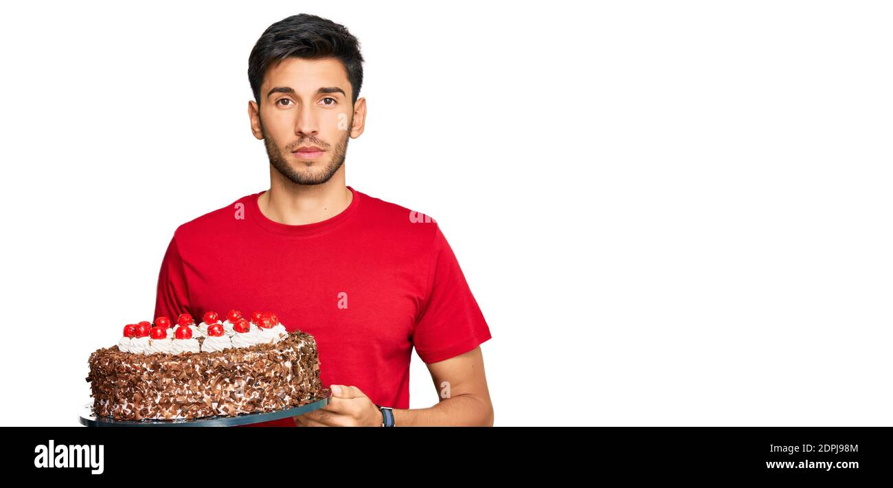 Jeune Homme Beau Celebrant L Anniversaire Avec L Attitude De Pensee De Gateau Et Expression Sobre Et Confiance En Soi Photo Stock Alamy