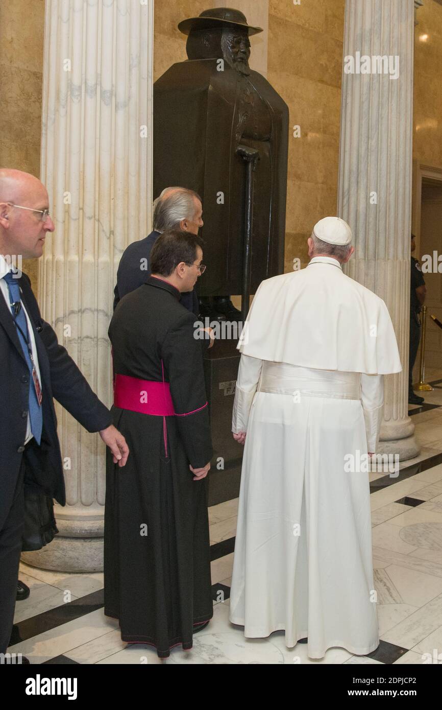 Le pape François (R) s'arrête devant une statue dédiée à Joseph Damien de Véclat, au Capitole des États-Unis à Washington DC, États-Unis, le 24 septembre 2015. Le pape François est en voyage de cinq jours aux États-Unis, qui comprend des arrêts à Washington DC, New York et Philadelphie, après un séjour de trois jours à Cuba. Le pape François a ajouté la visite de Cuba après avoir aidé à négocier un rapprochement historique entre Washington et la Havane qui a mis fin à un gel diplomatique de plus de 50 ans. Photo par Pool/ABACAPRESS.COM Banque D'Images