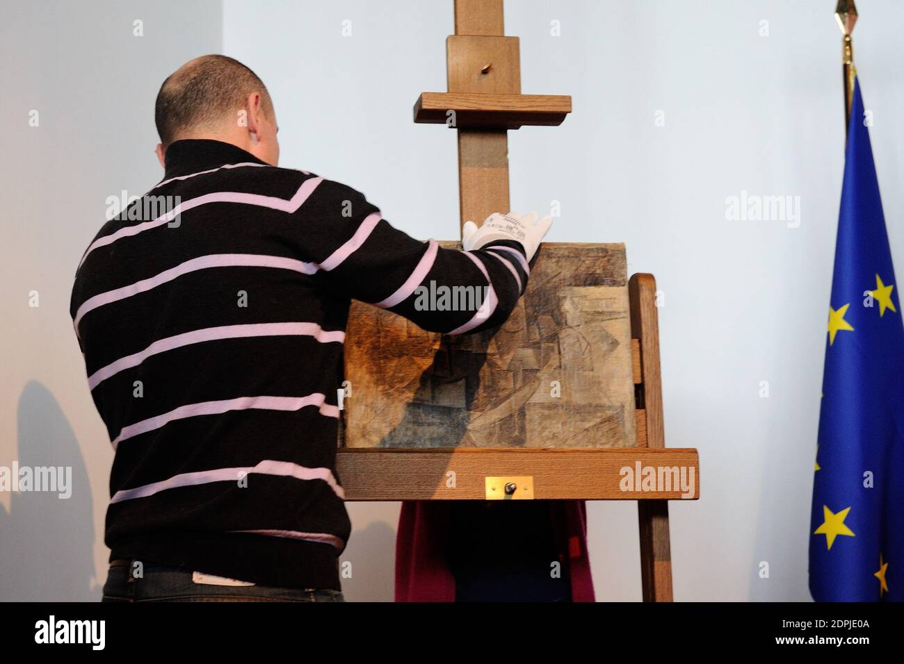 Atmosphère lors d'une cérémonie de retour du tableau 'la coiffure' de Pablo Picasso, au Centre Georges-Pompidou, à Paris, France, le 24 septembre 2015. La peinture a été volée en 2001. En décembre 2014, il a été envoyé par Fed ex de Belgique aux États-Unis comme cadeau de Noël. À son arrivée, il a été saisi par les services de l'Immigration et de l'application des douanes des États-Unis à Newark, dans le New Jersey. En août 2015, il est retourné à l'État français. En 2015, il est estimé à 13.5 millions d'euros. Photo d'Aurore Marechal/ABACAPRESS.COM Banque D'Images