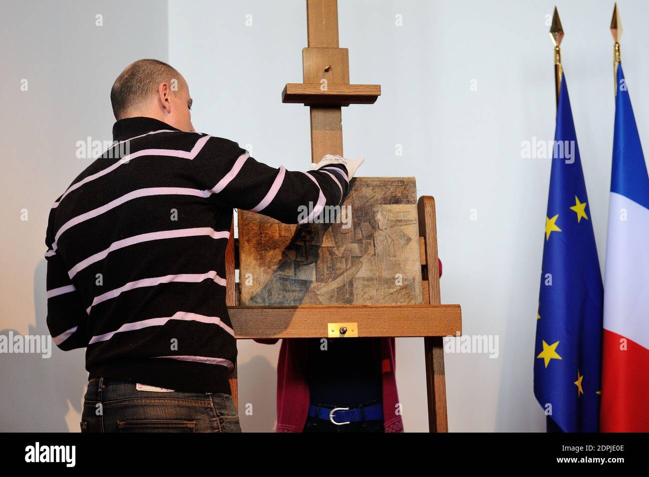 Atmosphère lors d'une cérémonie de retour du tableau 'la coiffure' de Pablo Picasso, au Centre Georges-Pompidou, à Paris, France, le 24 septembre 2015. La peinture a été volée en 2001. En décembre 2014, il a été envoyé par Fed ex de Belgique aux États-Unis comme cadeau de Noël. À son arrivée, il a été saisi par les services de l'Immigration et de l'application des douanes des États-Unis à Newark, dans le New Jersey. En août 2015, il est retourné à l'État français. En 2015, il est estimé à 13.5 millions d'euros. Photo d'Aurore Marechal/ABACAPRESS.COM Banque D'Images