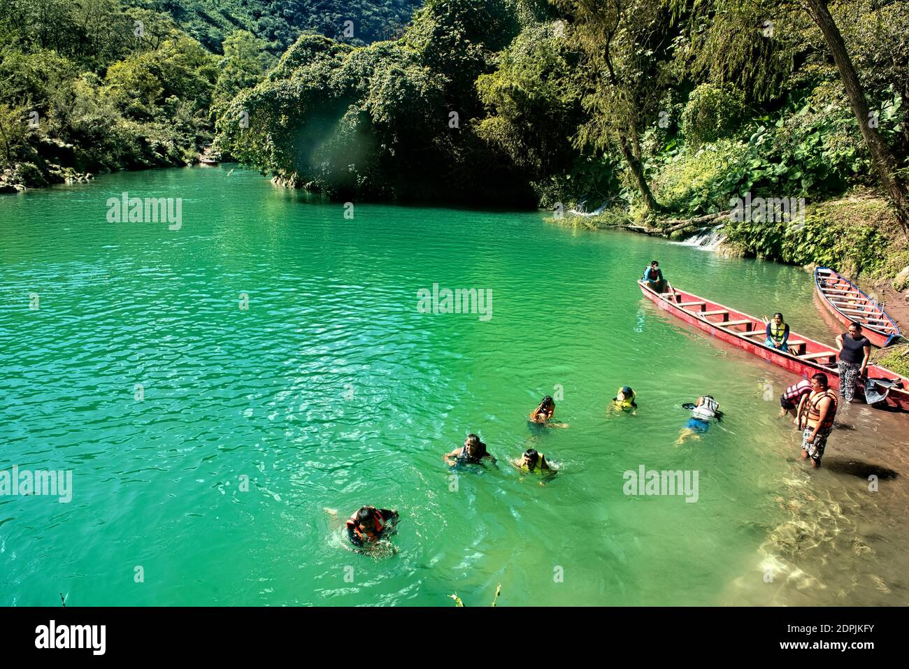 Baignade dans la rivière Tampaon, San Luis Potosi, Mexique Banque D'Images