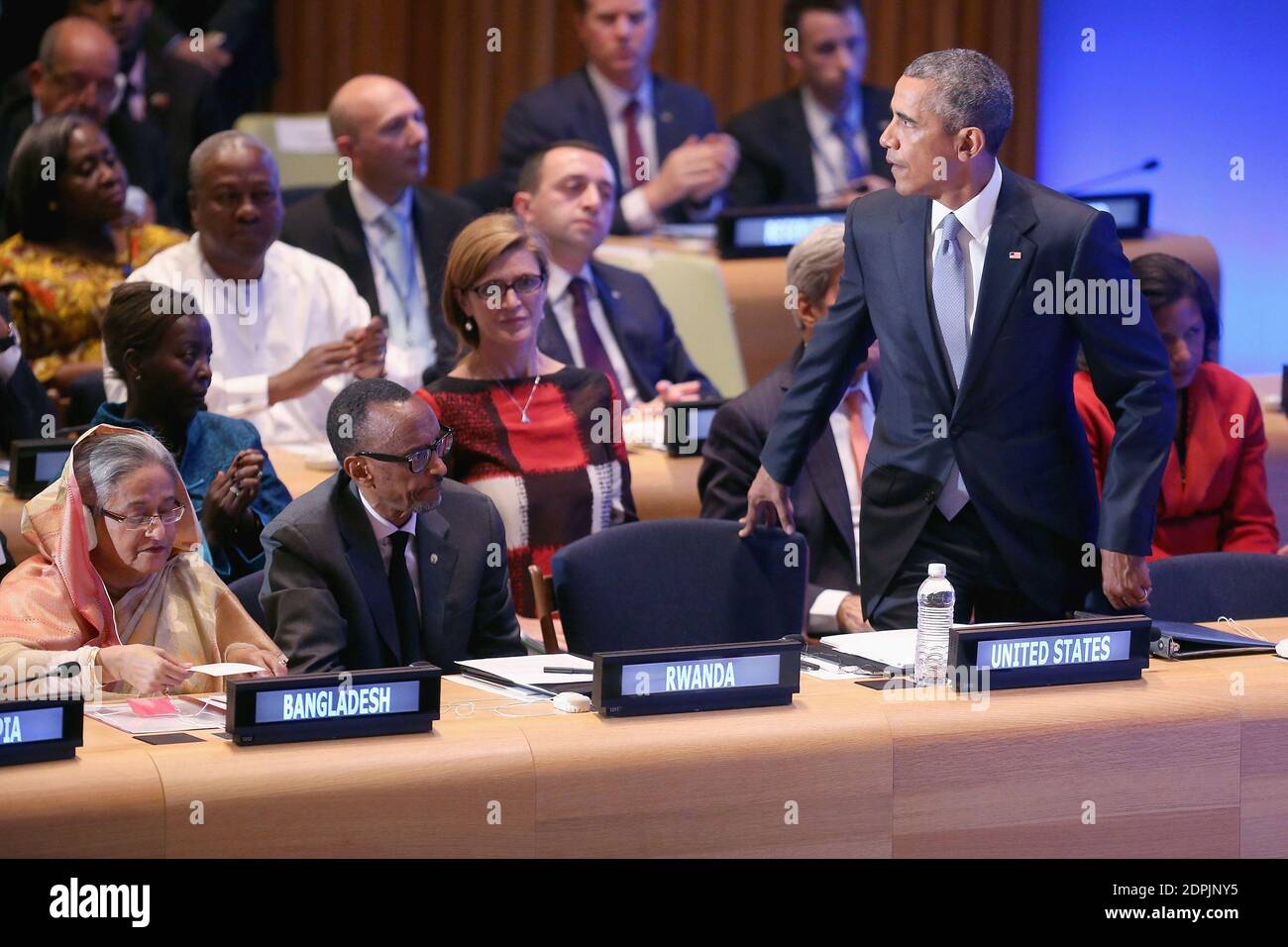 Le président américain Barack Obama prend son siège à côté du président rwandais Paul Kagame et du Premier ministre bangladais Sheikh Hasina (L) après avoir prononcé des remarques lors du Sommet des dirigeants sur le maintien de la paix lors de la 70e Assemblée générale annuelle des Nations Unies au siège des Nations Unies le 28 septembre 2015 à New York, NY, États-Unis. Obama a tenu une réunion bilatérale avec le Premier ministre indien Narendra Modi et avec avoir une rencontre en face à face avec le président russe Vladimir Poutine plus tard dans la journée. Photo par Chip Somodevilla/Pool/ABACAPRESS.COM Banque D'Images