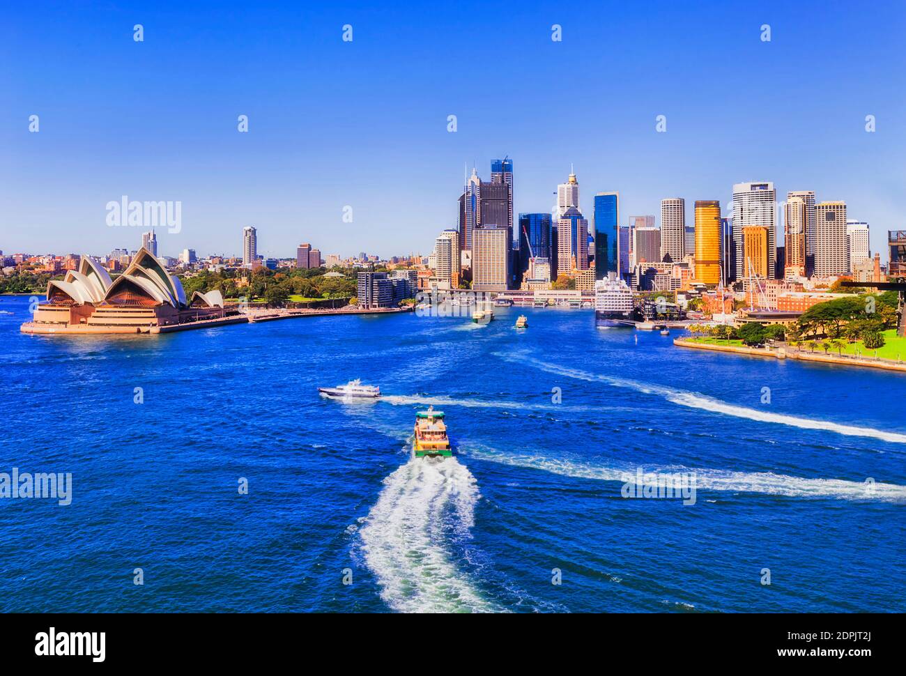 Trafic important de passagers en ferry dans le port de Sydney depuis l'élévation du pont Harbour Bridge face aux quais de Circular et au front de mer du centre-ville. Banque D'Images