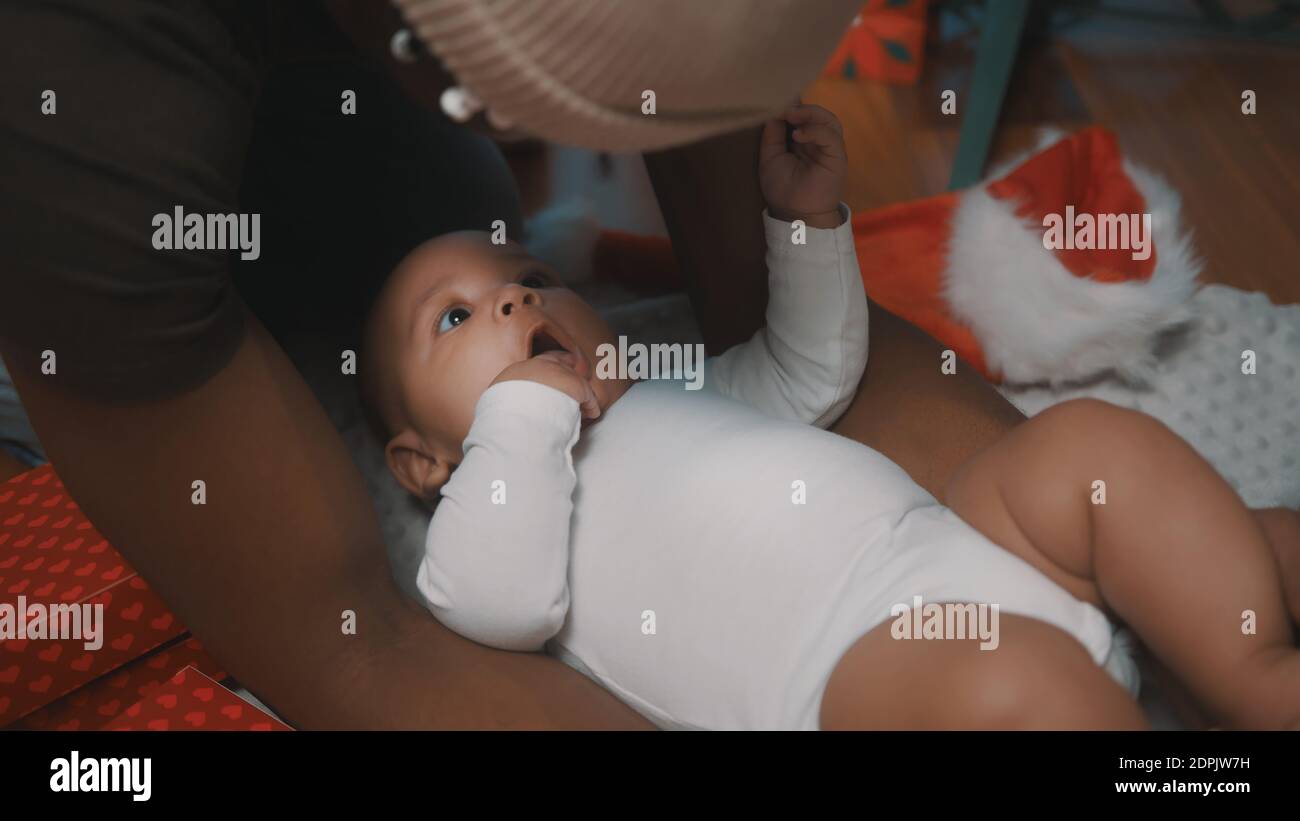 Bebe D Abord Noel Papa Et Nouveau Ne Jouant Entoure De Boites Cadeaux Rouges Et Chapeau De Pere Noel Photo De Haute Qualite Photo Stock Alamy