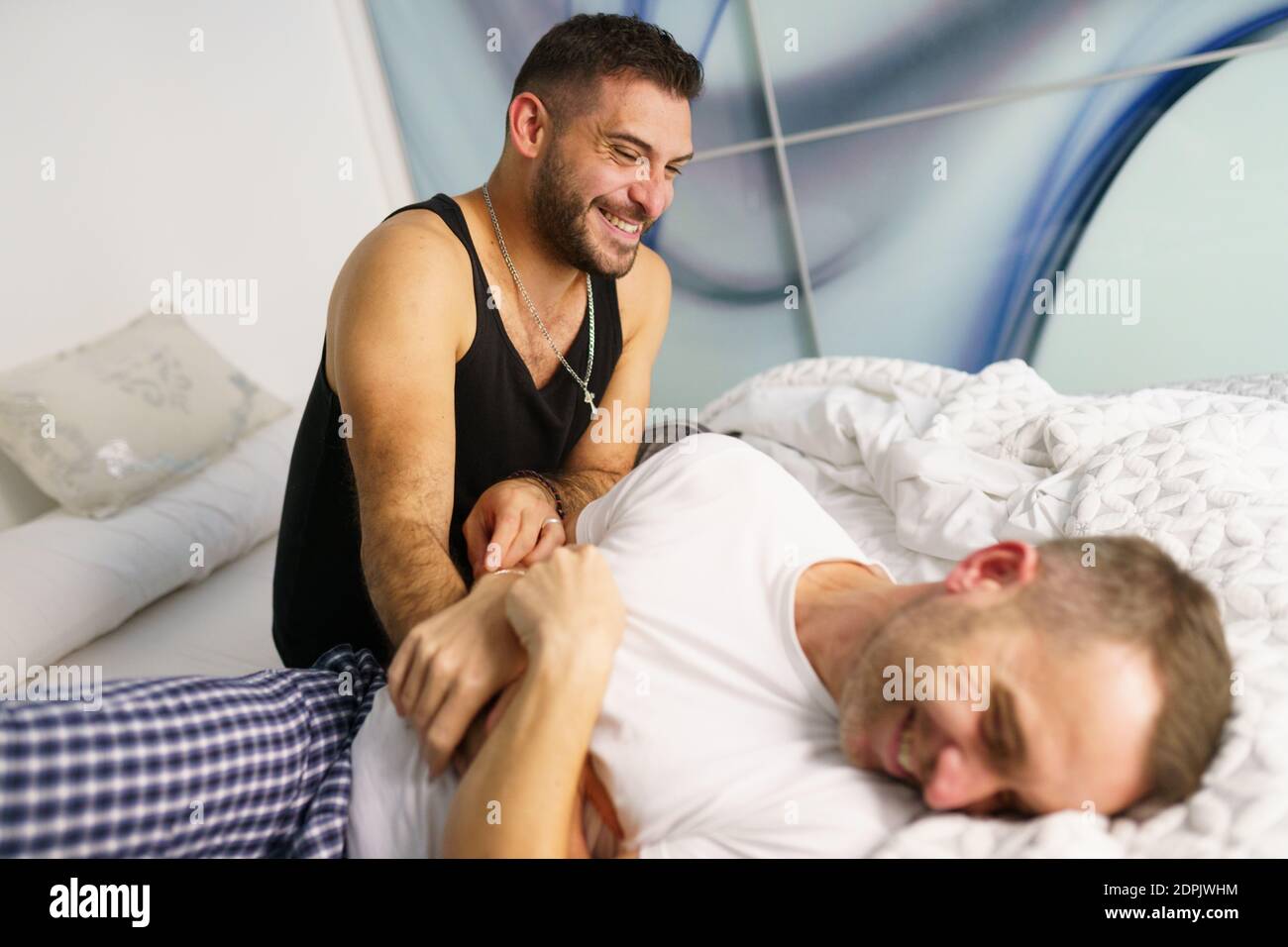 Homme et femme allongé sur le lit Photo Stock - Alamy