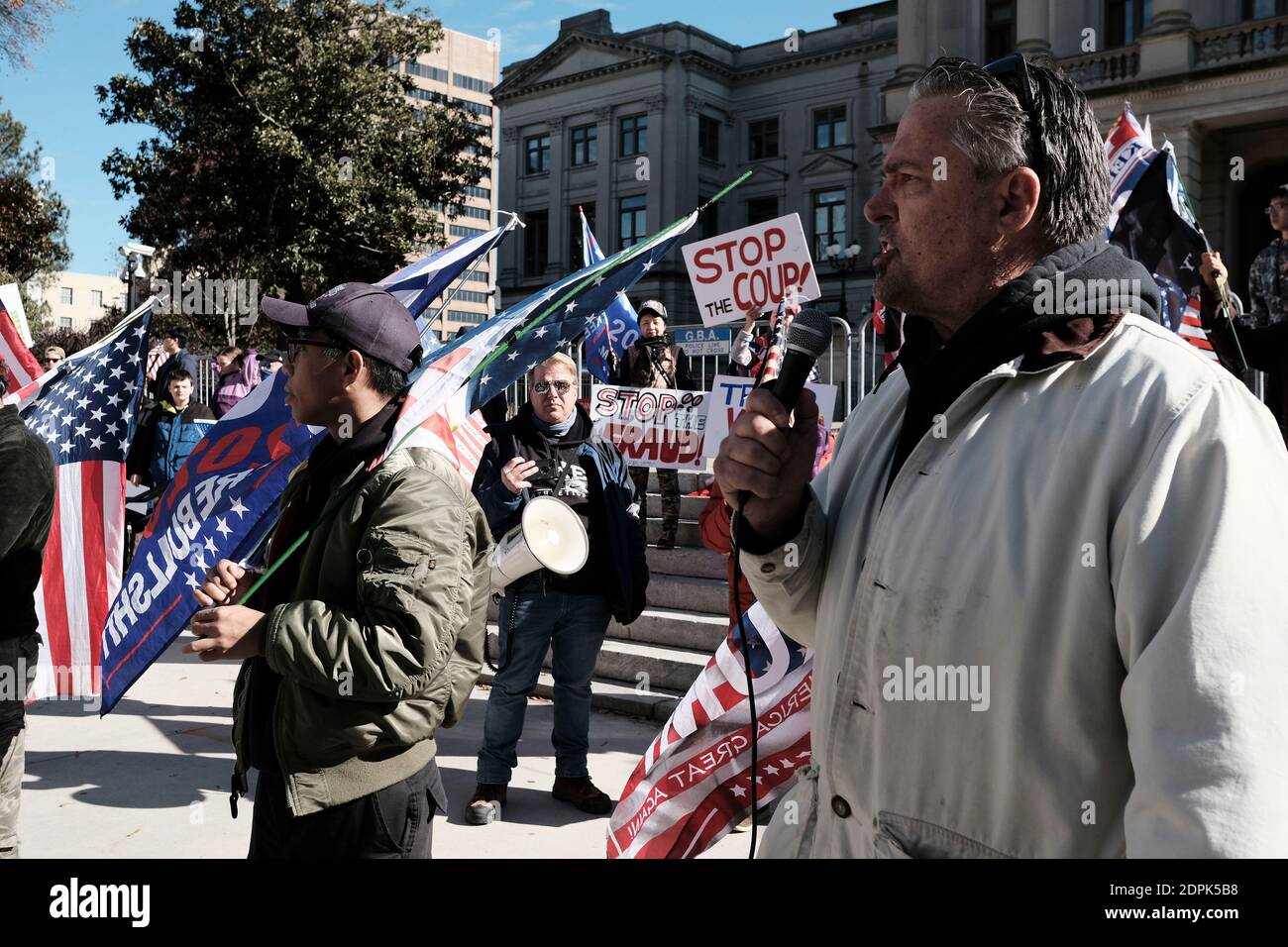 Atlanta, Géorgie, États-Unis. 19 décembre 2020. Plusieurs manifestants se sont rassemblés devant le bâtiment du Capitole de Géorgie à Atlanta, demandant aux législateurs d'influencer le résultat des élections en Géorgie, citant la fraude électorale. Crédit : John Arthur Brown/ZUMA Wire/Alay Live News Banque D'Images