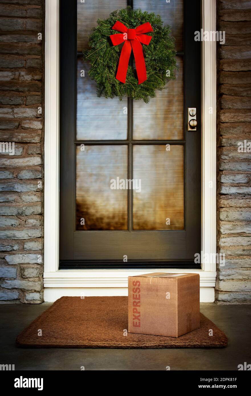 Boîte cadeau de Noël livraison express à la porte de la maison. Banque D'Images