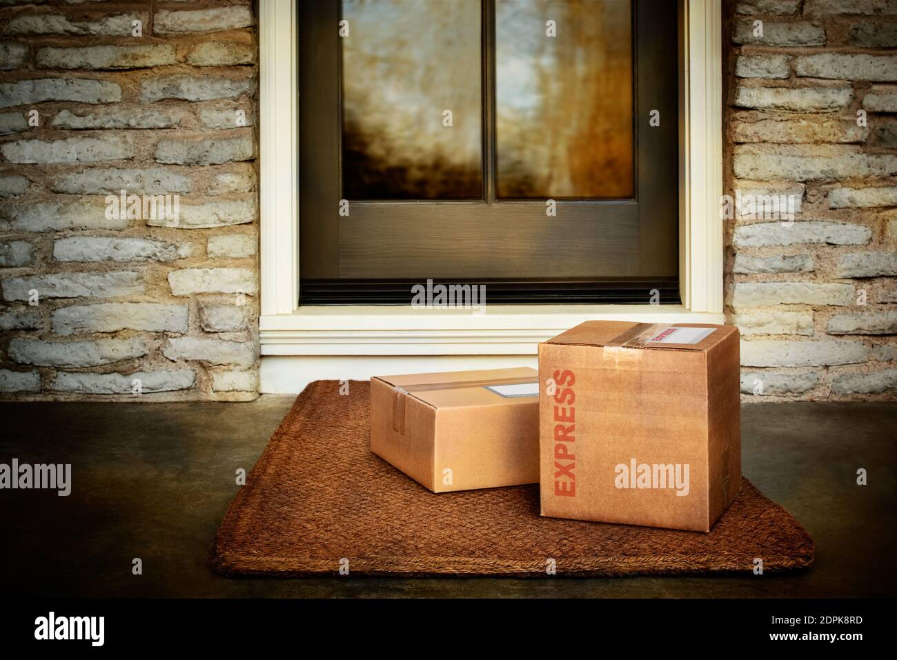 Boîtes de livraison express de nuit à l'extérieur de la porte d'entrée de la maison. Banque D'Images