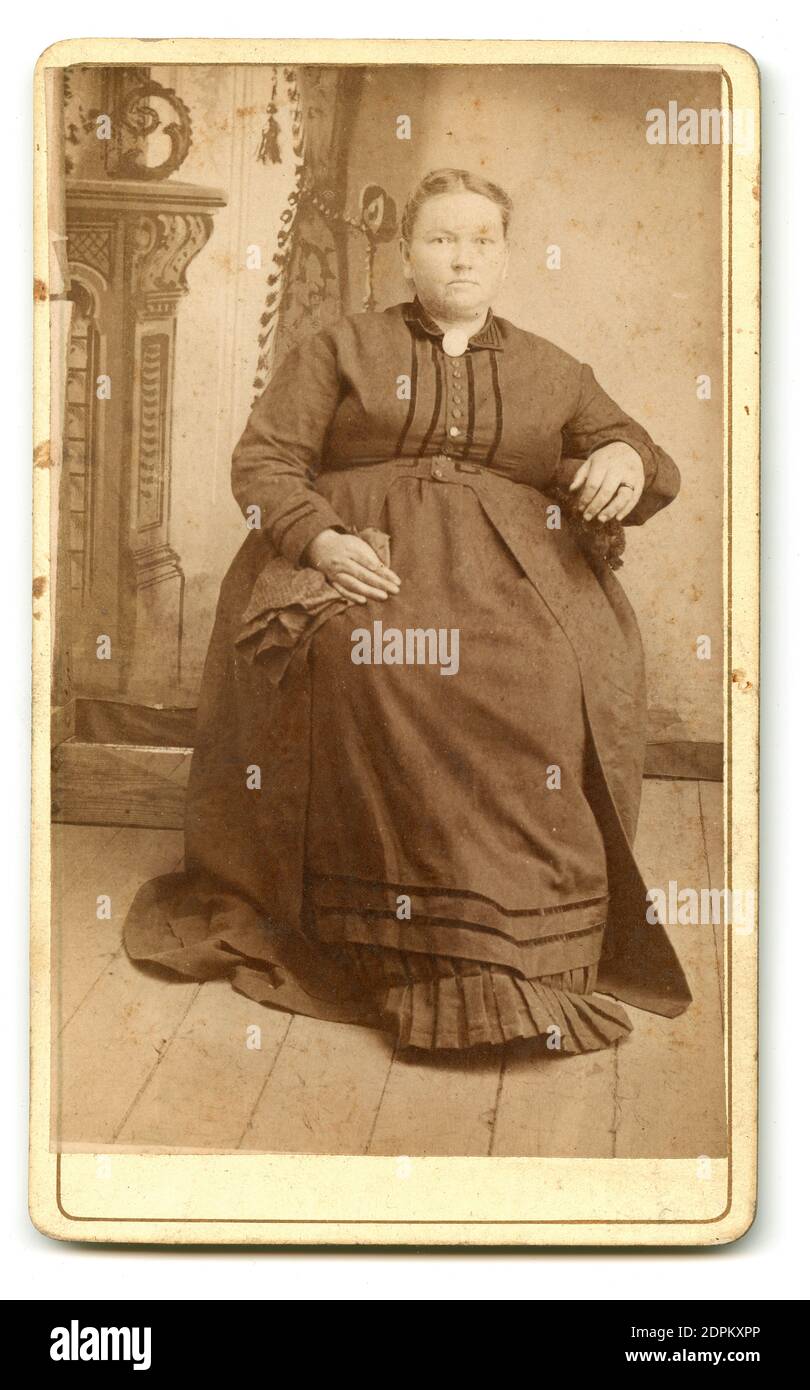 Antique c1860 carte de visite photographie d'une femme d'âge moyen dans un cadre de studio. SOURCE : PHOTO ORIGINALE Banque D'Images