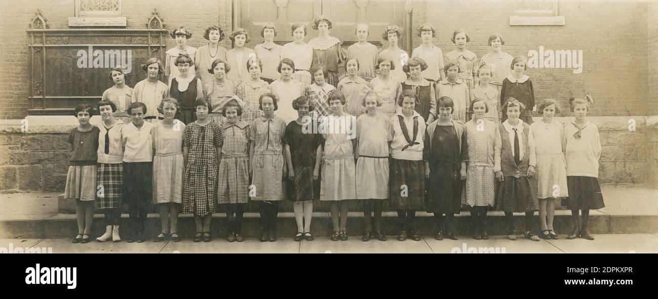 Photographie antique c1910, groupe d'adolescentes à l'extérieur de la cathédrale Saint-Joseph à Manchester, NH. SOURCE : PHOTO ORIGINALE Banque D'Images