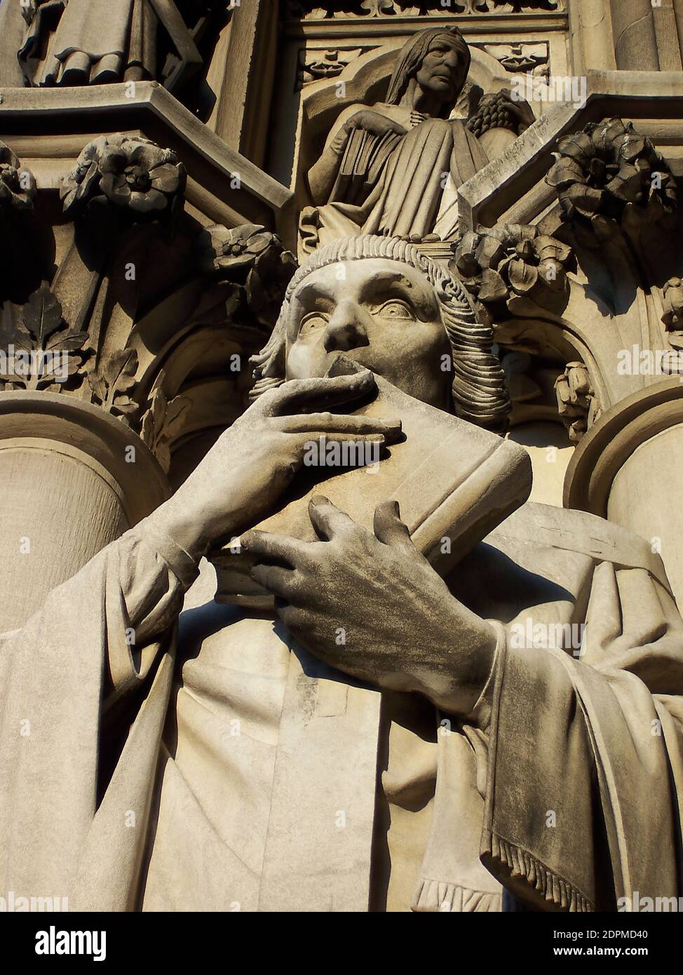 Une statue d'un saint accrochant un livre de la cathédrale Saint Jean le Divin. Banque D'Images
