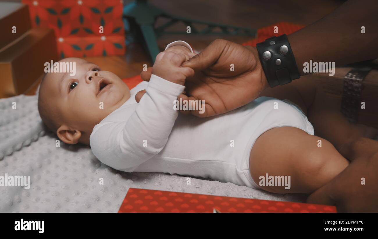 Bebe D Abord Noel Daddy Et Nouveau Ne Jouant Entoure Acheter Des Boites Cadeaux Rouges Famille Multiraciale Papa Noir Et Enfant Mulatto Photo De Haute Qualite Photo Stock Alamy