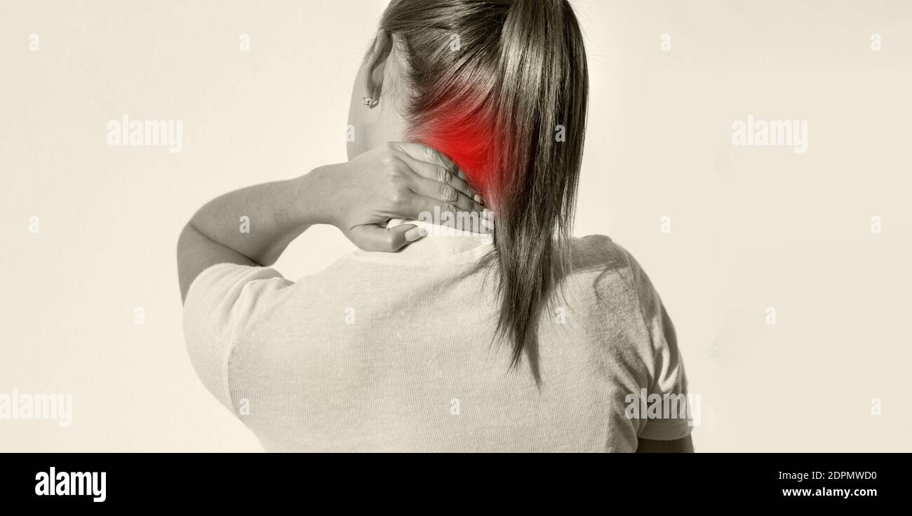 Femme souffrant de douleurs au cou ou de blessures. Femme massant son cou. Soins de santé Banque D'Images